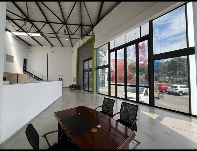 356M² SHOWROOM TO LET IN OLIVEDALE